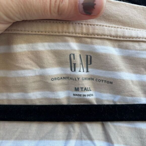 Gap tan striped v-neck T-shirt Medium Tall - Picture 2 of 4
